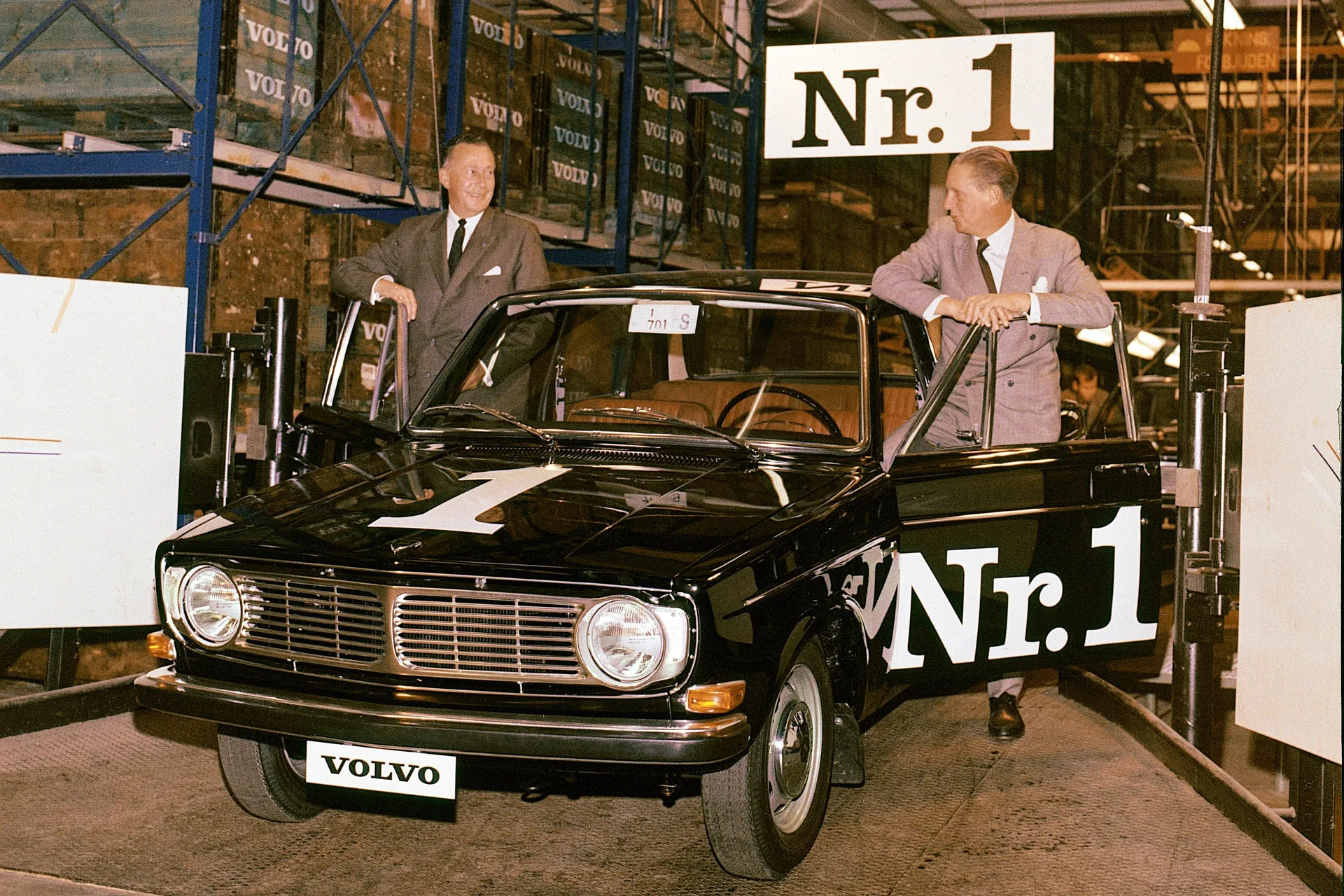 Первый Volvo 144 1966 года на заводском конвейере в Гётеборге с табличкой «Nr. 1»