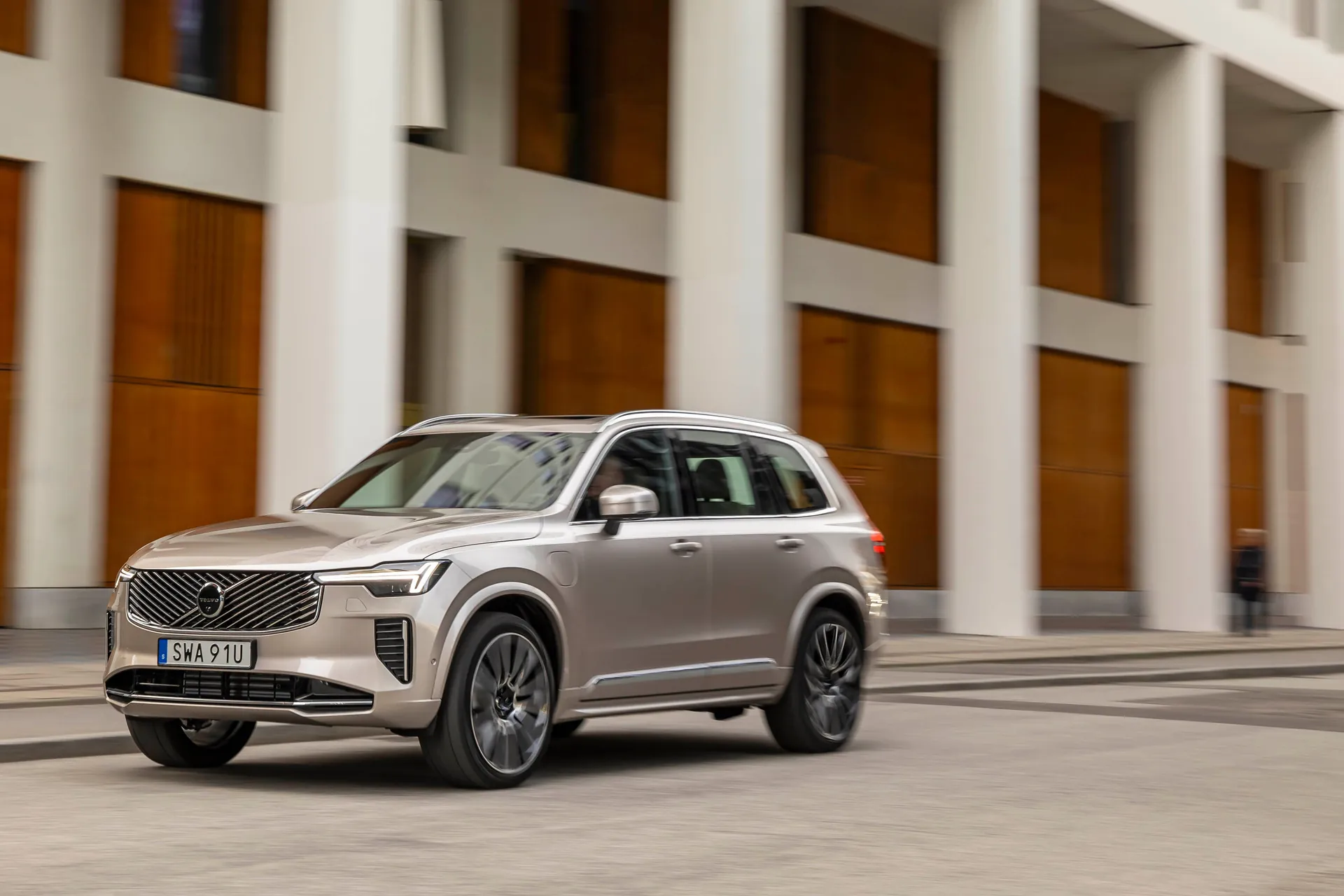 Volvo XC90 T8 нового поколения едет по городской улице, вид спереди