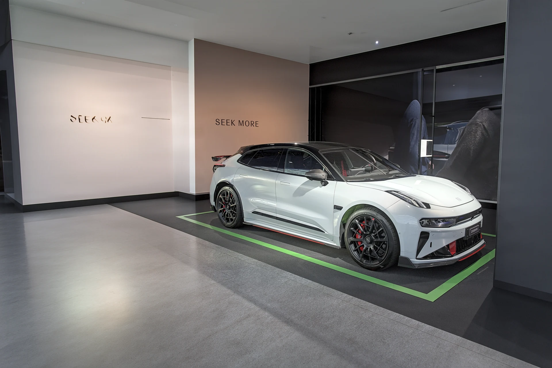 Zeekr 001 FR на стенде выставки Auto Zürich, три четверти спереди