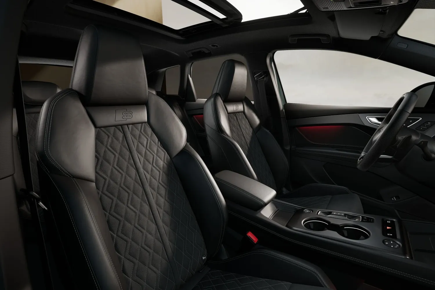 Audi Q4 E-tron: Передние сиденья: спортивные S line в Dinamica