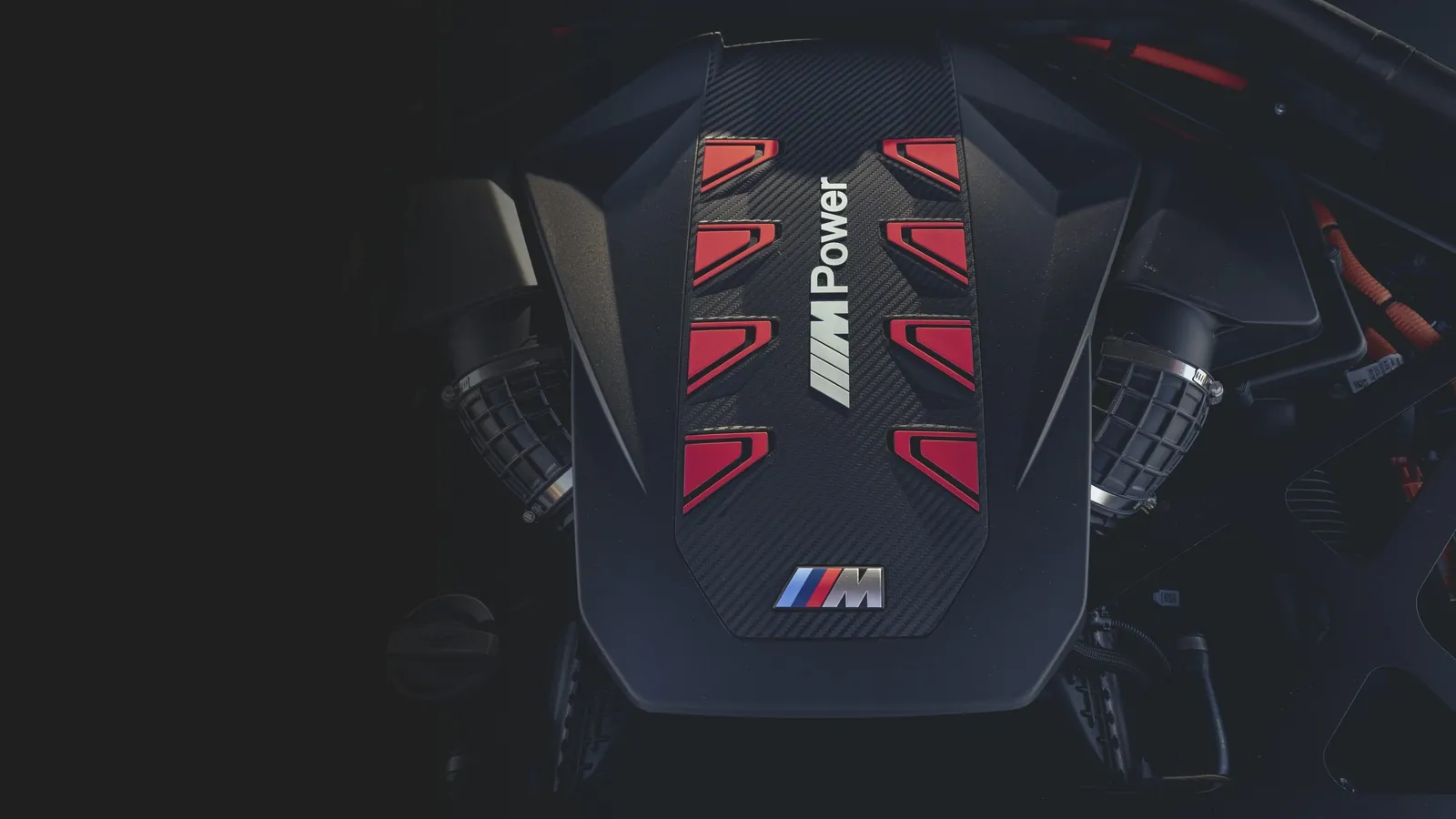 V8 M HYBRID под красно-карбоновой крышкой XM
