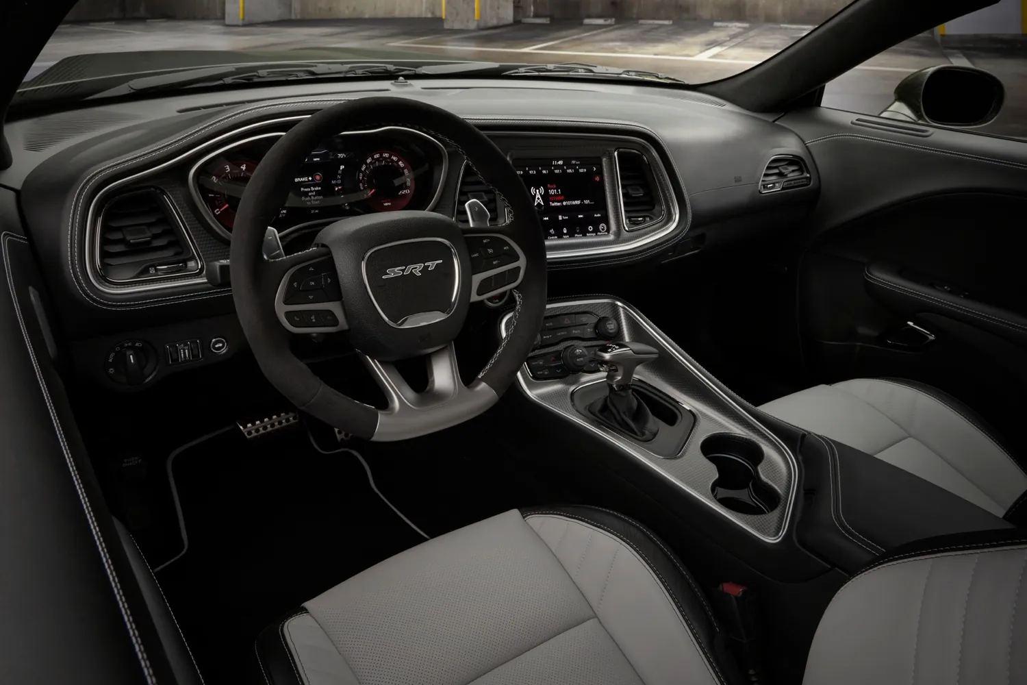Dodge Challenger: Экран Uconnect 8,4, SRT Performance Pages и цифровые приборы