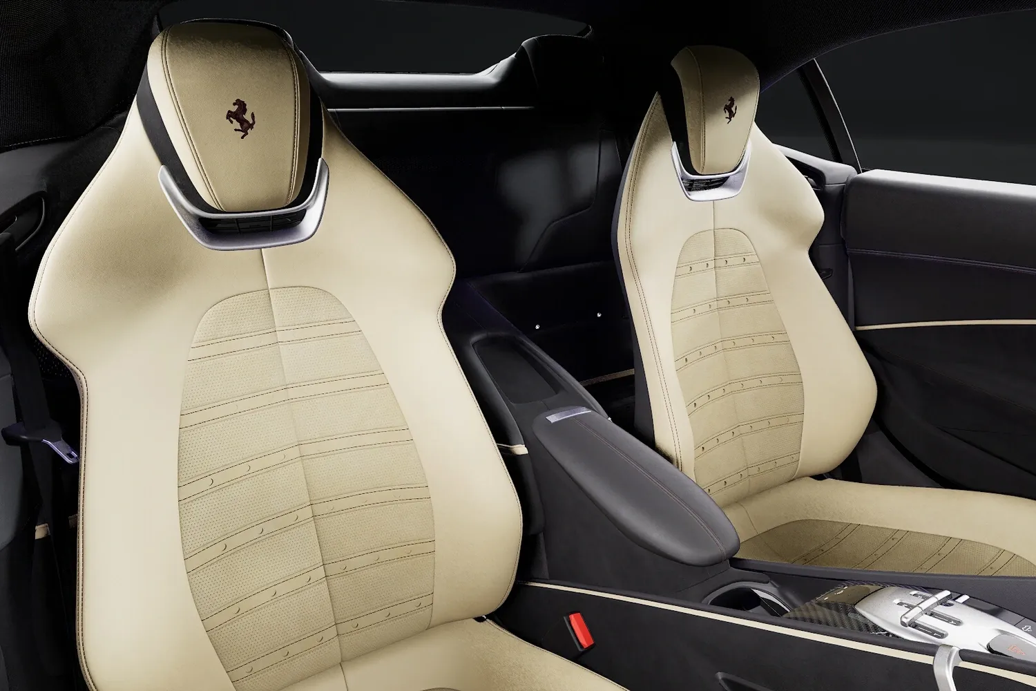 Ferrari Roma: Передние сиденья Roma Spider