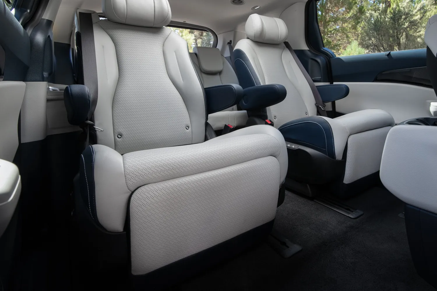 Kia Carnival: Два кресла во втором ряду и третий ряд