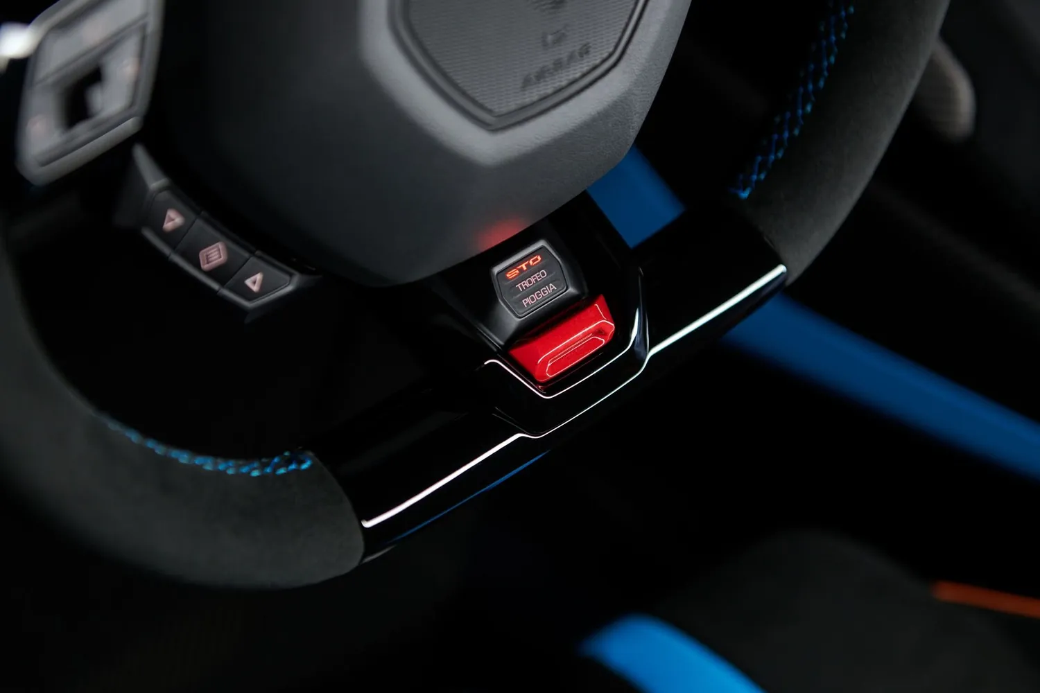 Lamborghini Huracán: Руль в алькантаре и переключатель режимов