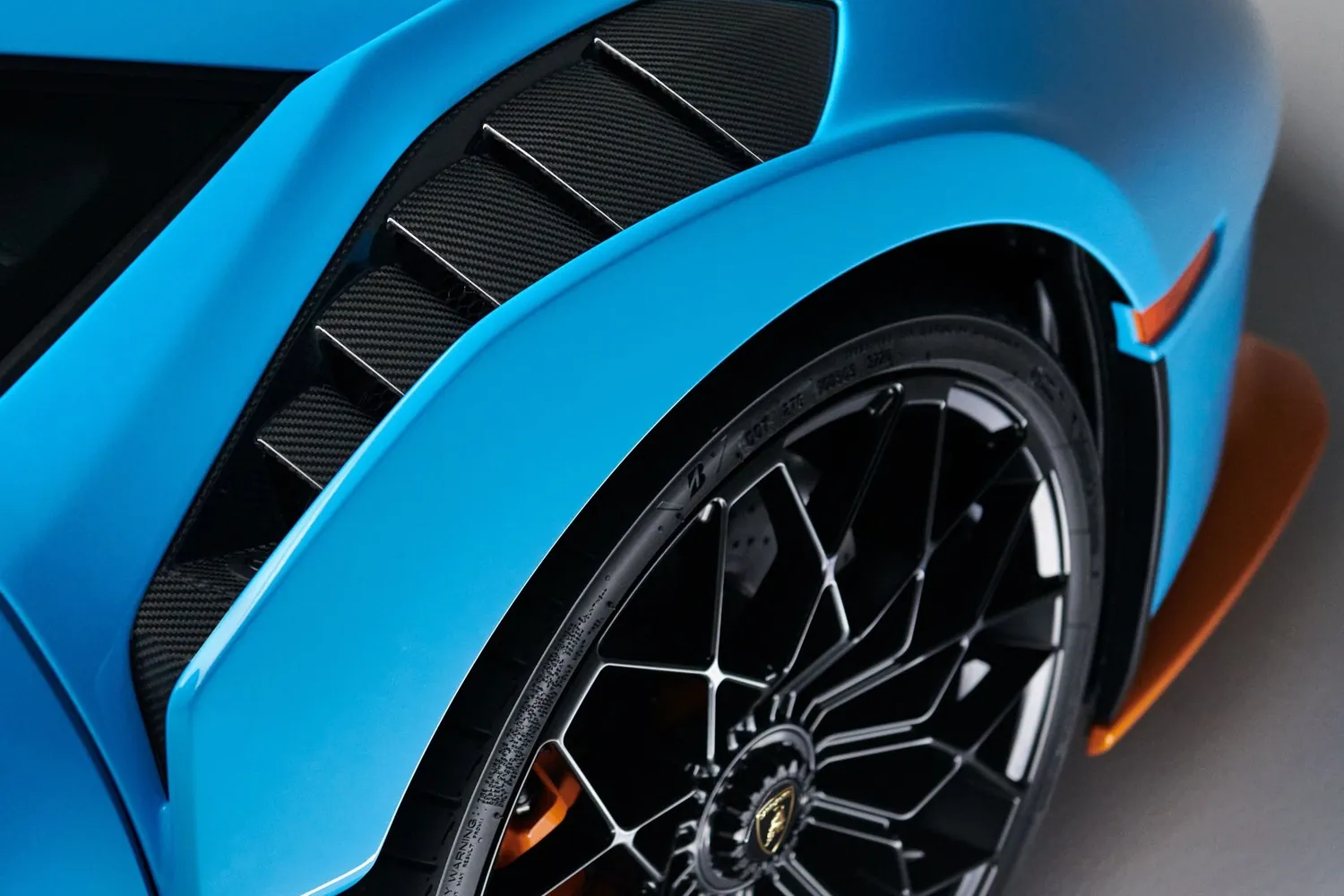 Lamborghini Huracán: Карбоновые жалюзи в крыле и магниевые колёса