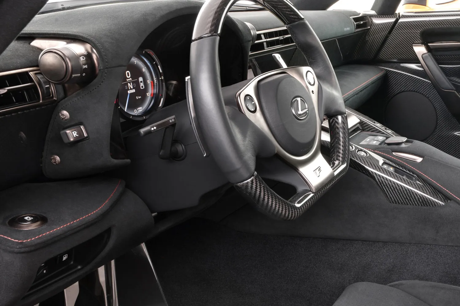 Lexus LFA: Руль и цифровой тахометр LFA