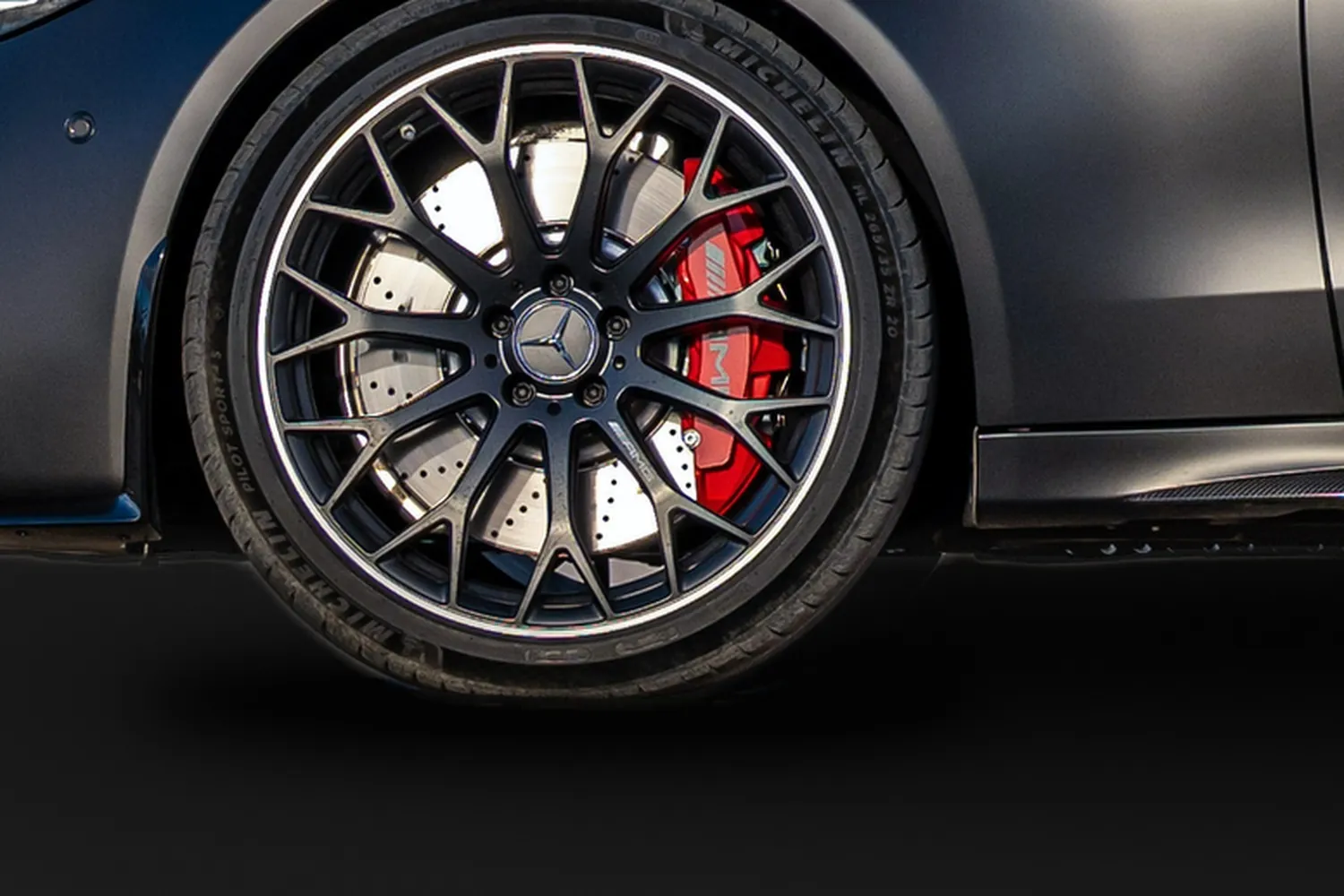 Mercedes-Benz AMG C 63: 20 дюймов кованые и красные суппорты