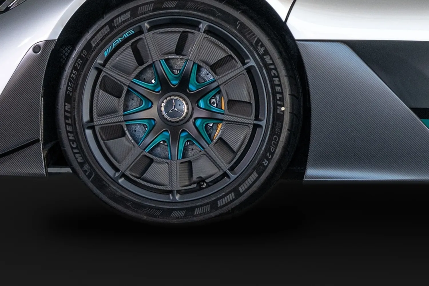 Mercedes-Benz AMG ONE: Колёса с бирюзовыми накладками