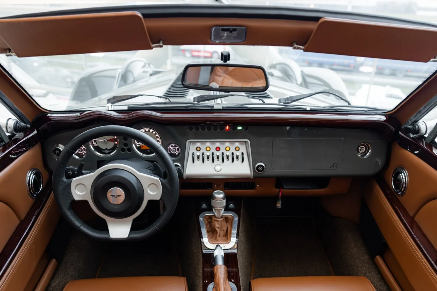 Morgan Aero 8: Шесть тумблеров и круглые приборы