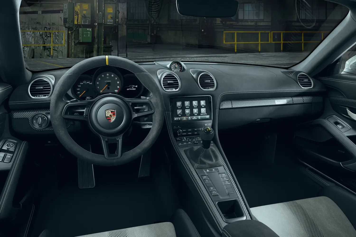 Porsche 718 Cayman: Салон: посадка низко, всё под рукой