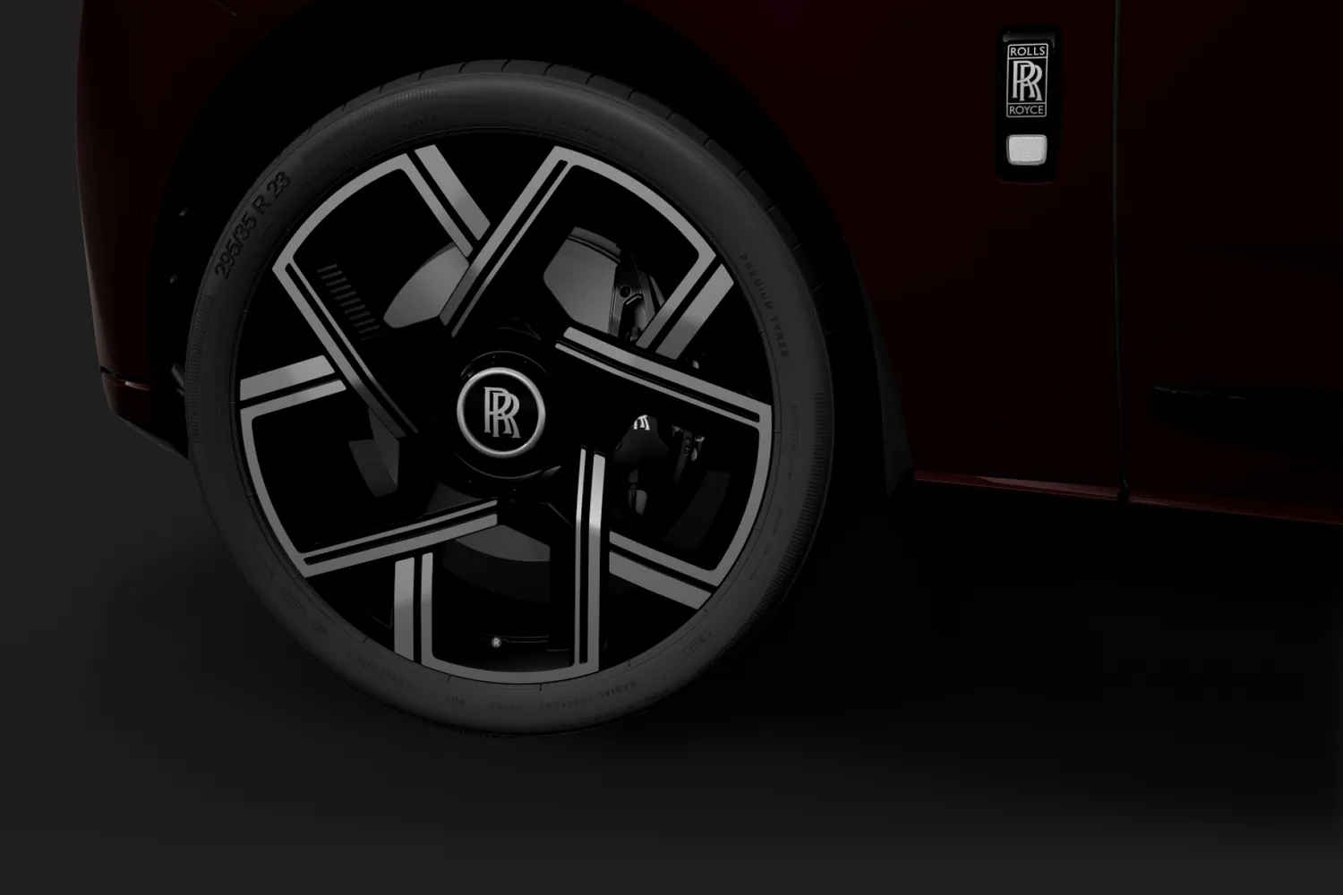 Rolls Royce Cullinan: Колёса 23 дюйма и чёрные суппорты