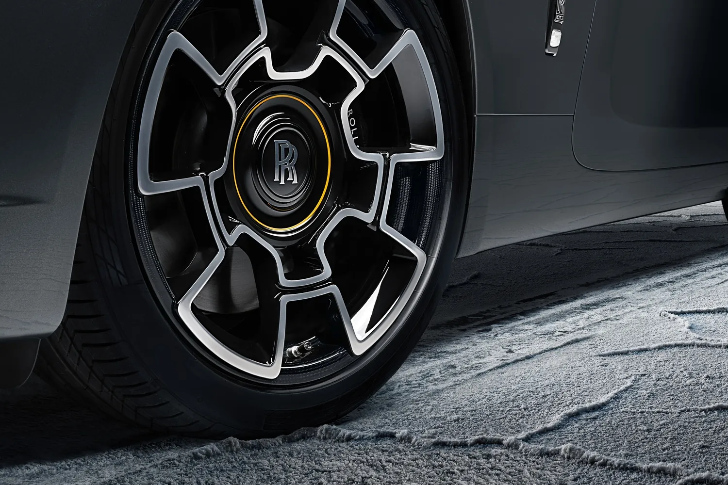 Rolls Royce Wraith: Колёса Black Arrow с жёлтой полосой