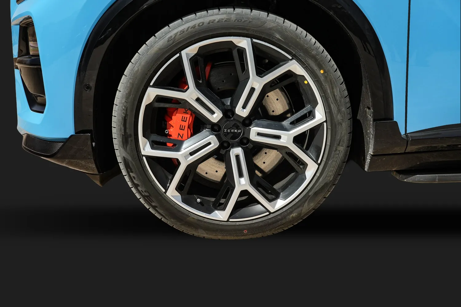 Zeekr 8X: Колесо 22 дюйма Zeekr 8X Yaoying, суппорт Brembo на шесть поршней