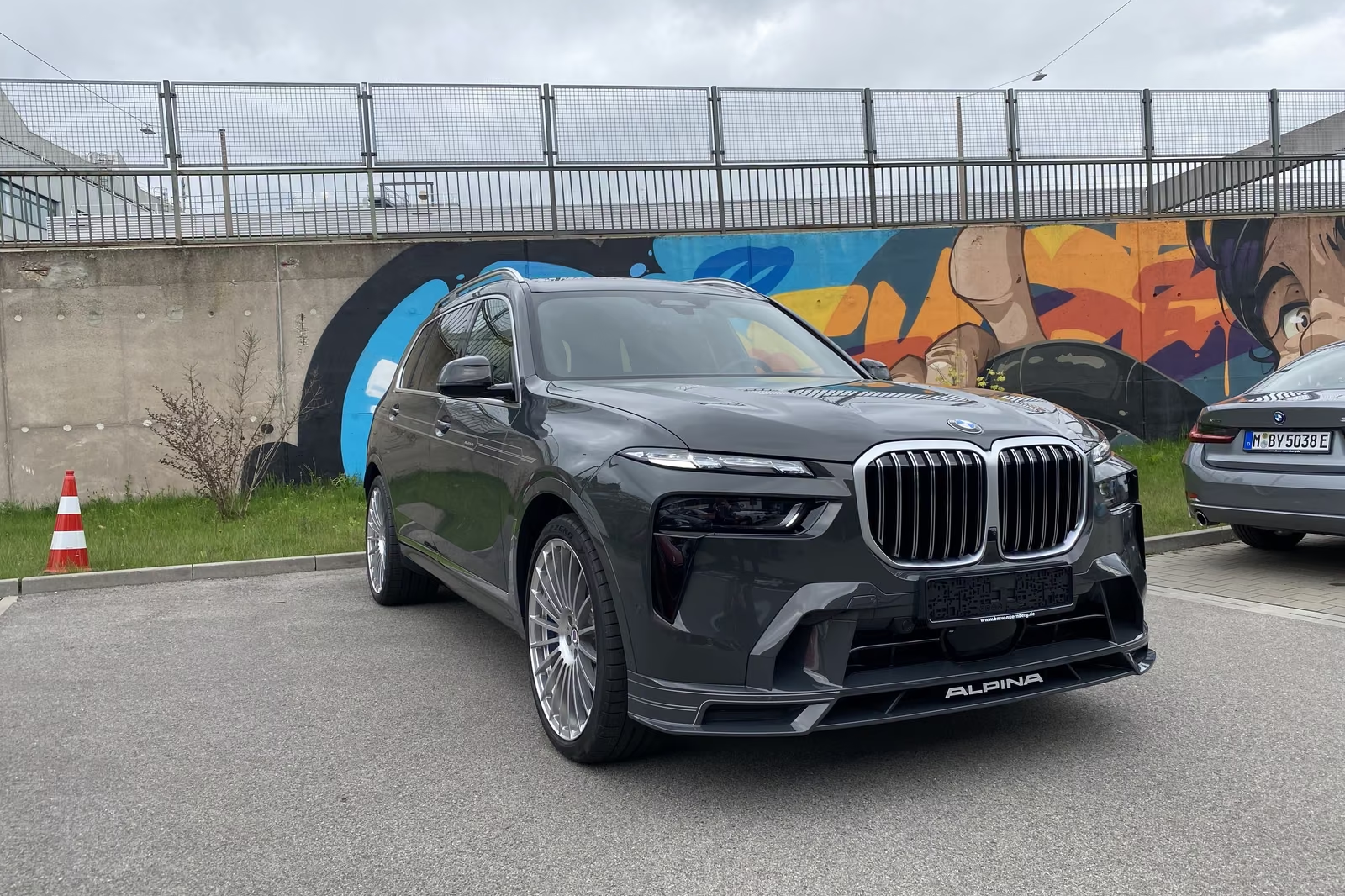 Alpina XB7 MANUFAKTUR 2026 4.4 л 621 л.с Бензин, новый авто, Полный привод, Автомат, цвет Серый, страна-производитель — Германия XB7 MANUFAKTUR - фото 3