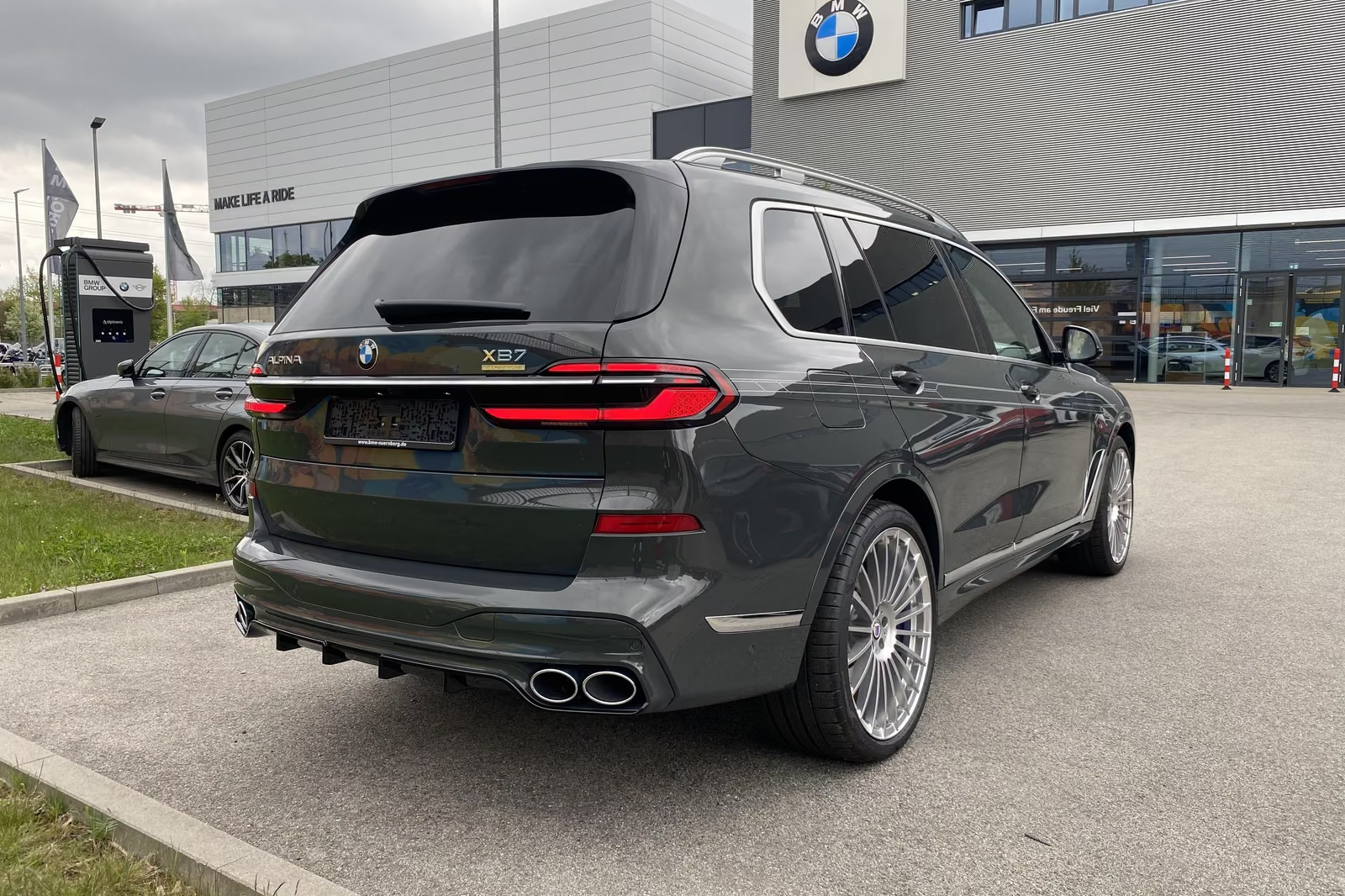 Заказать Alpina XB7 MANUFAKTUR 2026 4.4 л 621 л.с Бензин с пробегом 10 км, Автомат, Полный привод, цвет Серый, поставка из Германия, доставка по РФ XB7 MANUFAKTUR - фото 2