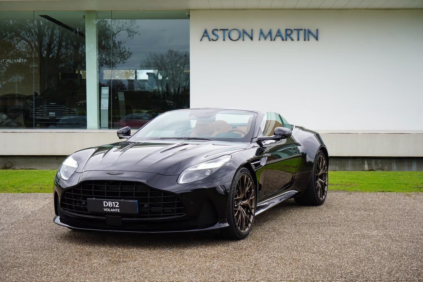 Aston Martin DB12 Volante