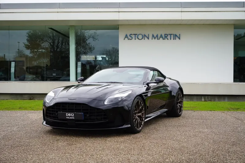 Aston Martin DB12 Volante 2026 4.0 л 680 л.с Бензин, новый авто, Задний привод, Автомат, цвет Чёрный, страна-производитель — Великобритания DB12 Volante - фото 2