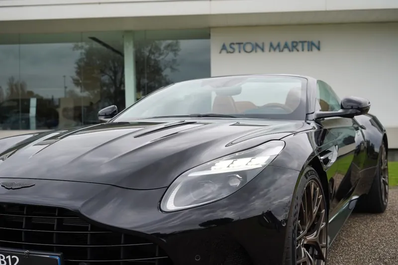 Заказать Aston Martin DB12 Volante 2026 4.0 л 680 л.с Бензин с пробегом 100 км, Автомат, Задний привод, цвет Чёрный, поставка из Великобритания, доставка по РФ DB12 Volante - фото 3