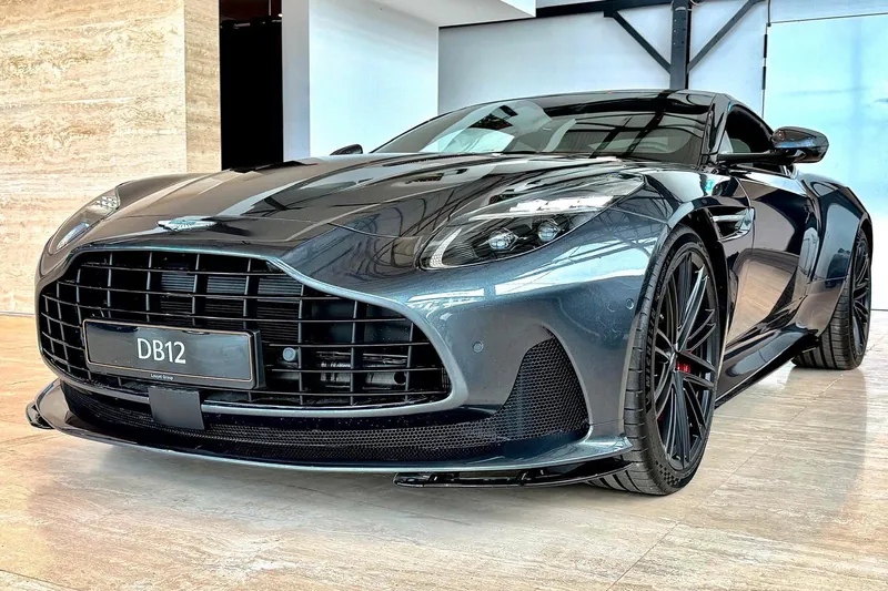 Aston Martin DB12 Coupé 2026 4.0 л 680 л.с Бензин, новый авто, Задний привод, Автомат, цвет Серый, страна-производитель — Германия DB12 Coupé - фото 2