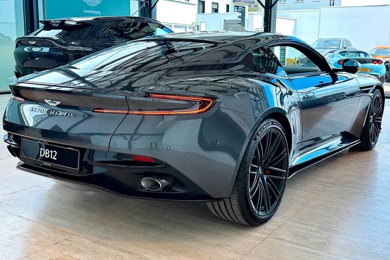 Заказать Aston Martin DB12 Coupé 2026 4.0 л 680 л.с Бензин с пробегом 60 км, Автомат, Задний привод, цвет Серый, поставка из Германия, доставка по РФ DB12 Coupé - фото 3