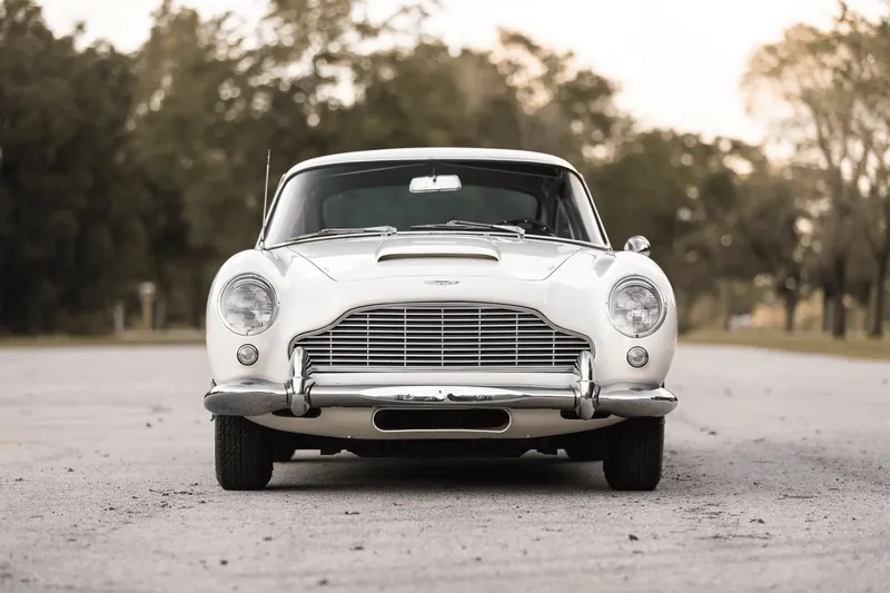 Заказать Aston Martin DB5 1964 4.0 л 282 л.с Бензин с пробегом 1 600 км, Механика, Задний привод, цвет Белый, поставка из США, доставка по РФ DB5 - фото 2