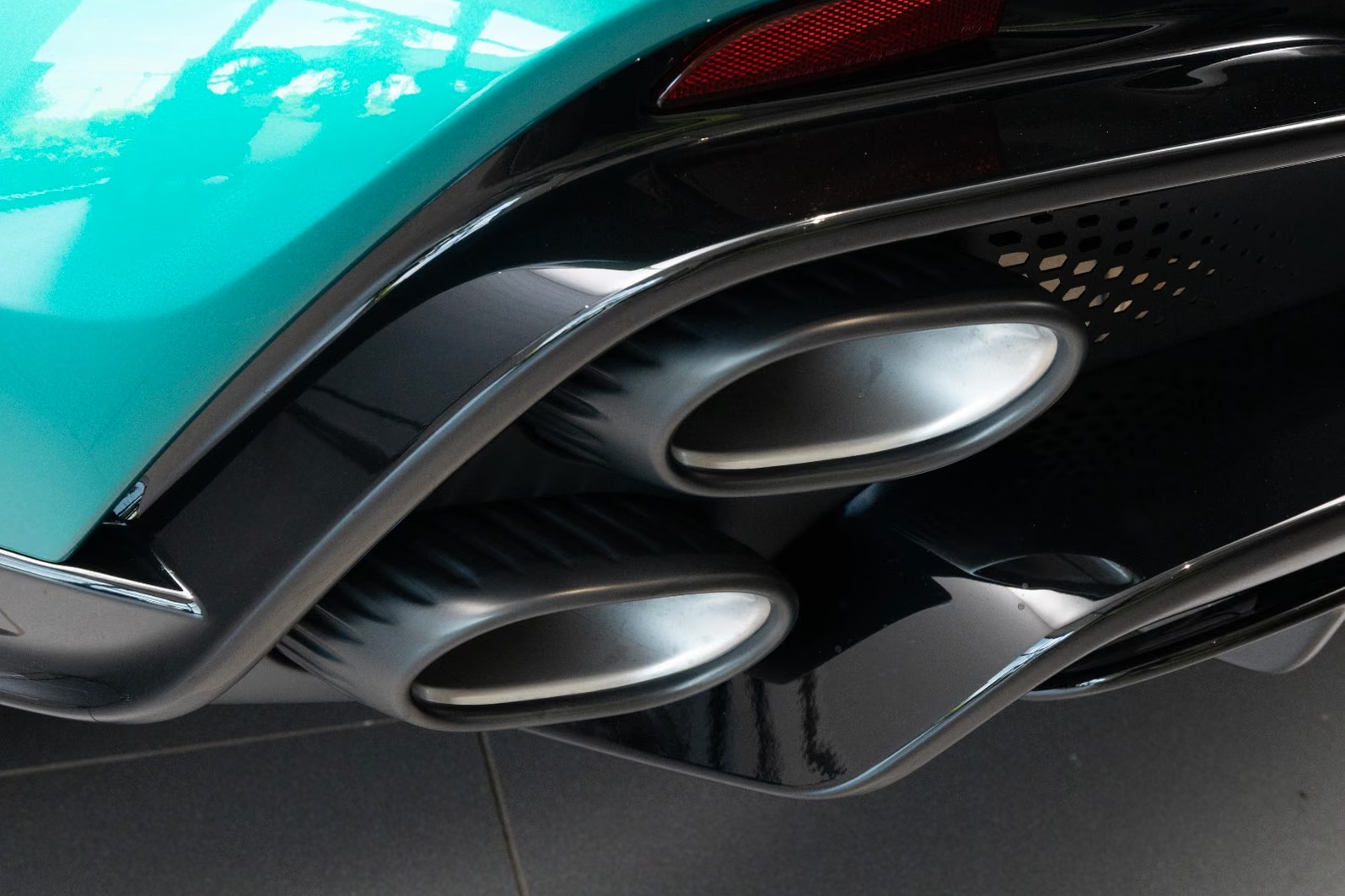 Aston Martin DBX S 2026, зелёный, фото 21