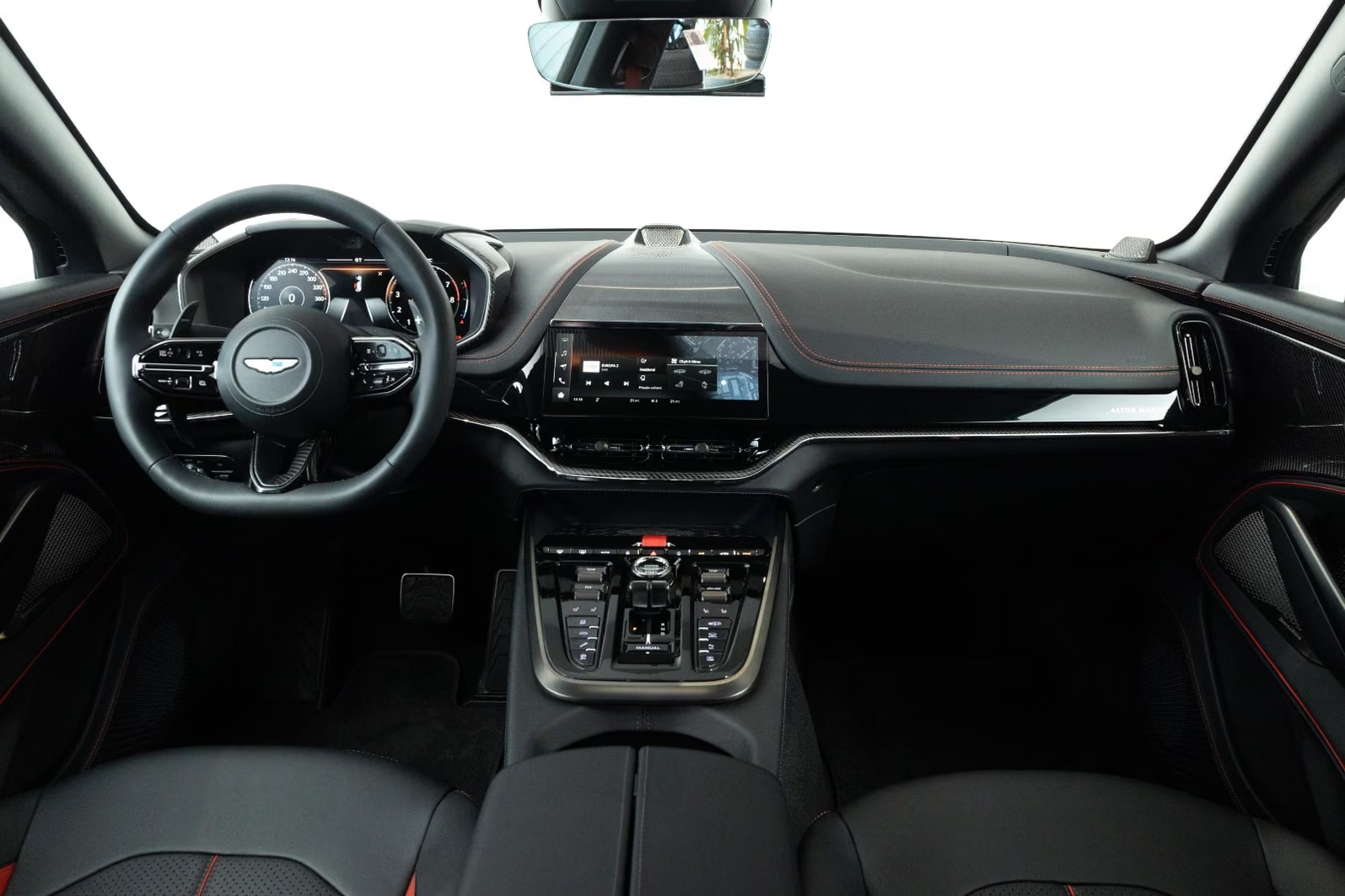 Надёжный Aston Martin DBX S 2026 4.0 л 727 л.с Бензин с двигателем 4,0 л, Зелёный, пробег 200 км, Автомат, поставка из Чехия, фото 8