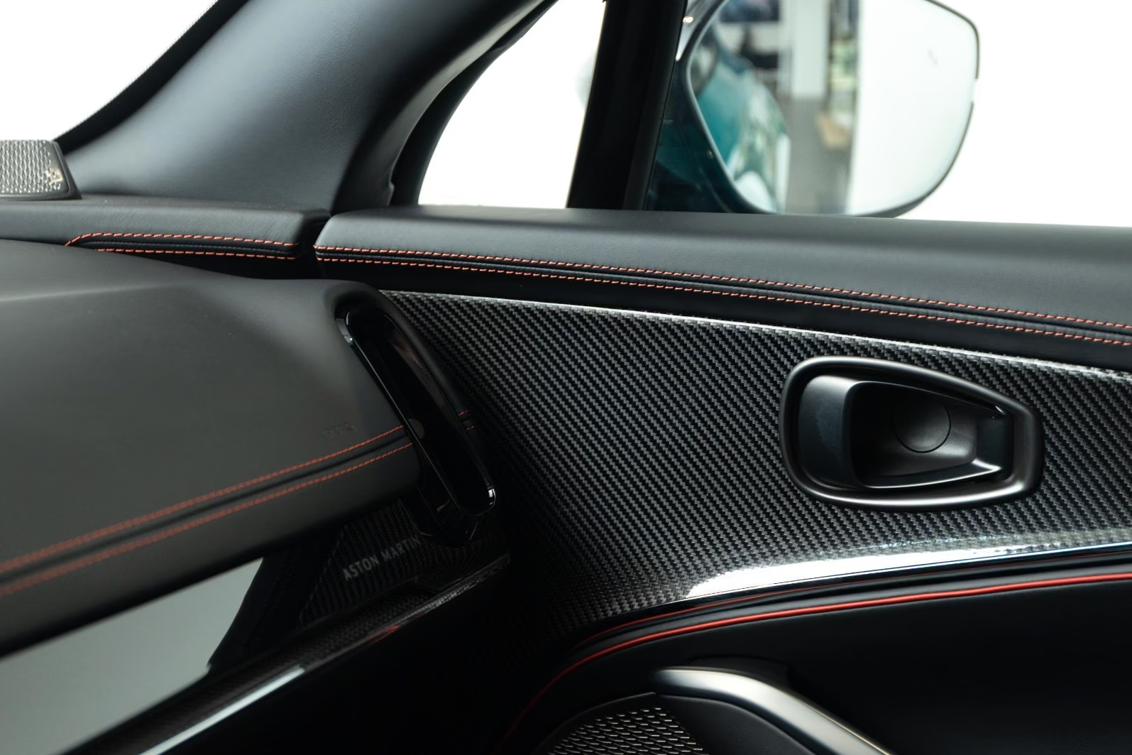Заказать Aston Martin DBX S 2026 4.0 л 727 л.с Бензин, Зелёный, Полный привод, Автомат — поставка из Чехия, доставка по России и СНГ, фото 10