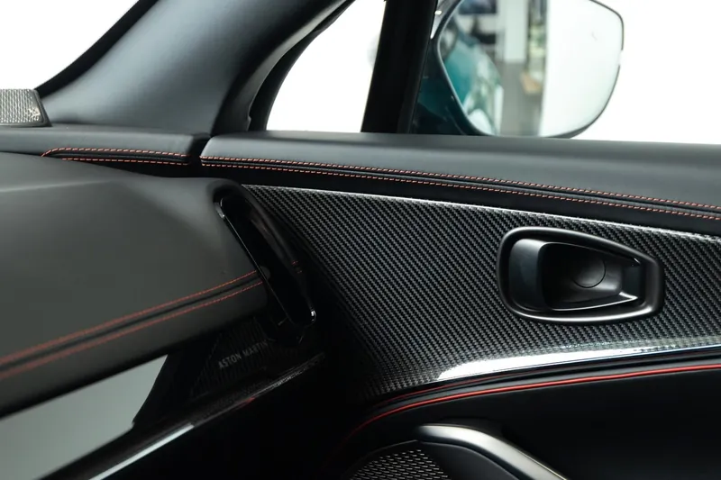 Заказать Aston Martin DBX S 2026 4.0 л 727 л.с Бензин, Зелёный, Полный привод, Автомат — поставка из Чехия, доставка по России и СНГ, фото 10