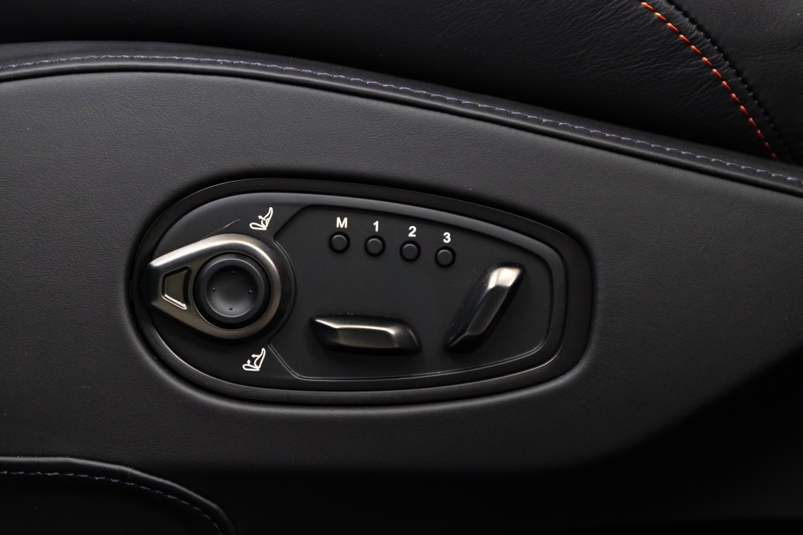 Новый Aston Martin DBX S 2026 4.0 л 727 л.с Бензин в кузове Зелёный, коробка — Автомат, привод — Полный привод, страна производства — Чехия, фото 12