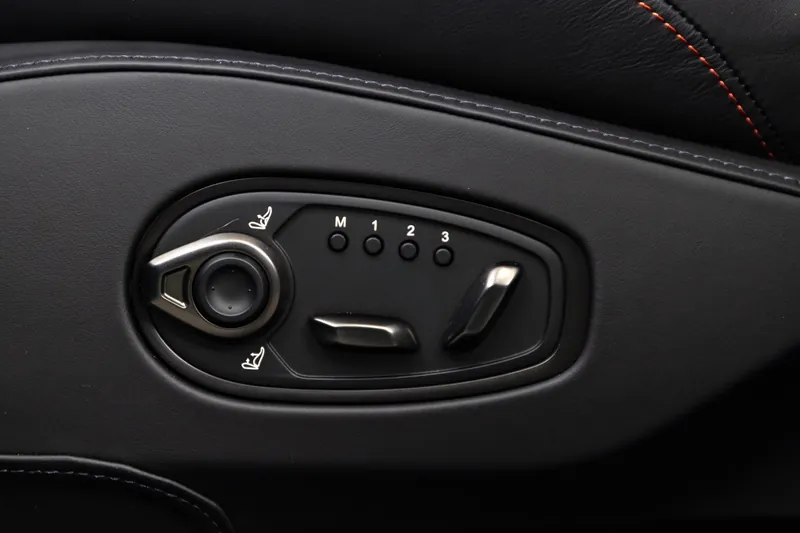 Новый Aston Martin DBX S 2026 4.0 л 727 л.с Бензин в кузове Зелёный, коробка — Автомат, привод — Полный привод, страна производства — Чехия, фото 12