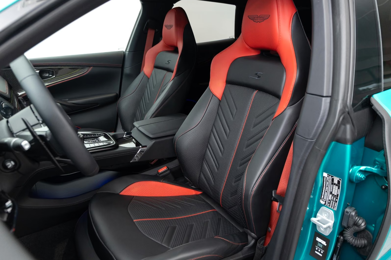 Купить Aston Martin DBX S 2026 4.0 л 727 л.с Бензин с минимальным пробегом 200 км, Зелёный, доставим из Чехия в любой город РФ, фото 13