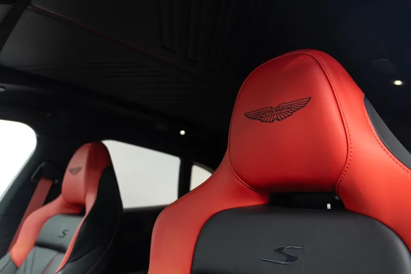 Оформить заказ на Aston Martin DBX S 2026 4.0 л 727 л.с Бензин, коробка: Автомат, привод: Полный привод, доставка по России, салон в Москве, фото 14
