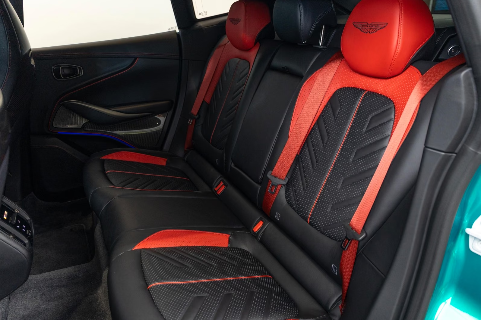 Aston Martin DBX S 2026 4.0 л 727 л.с Бензин, пробег 200 км, Зелёный цвет, коробка Автомат, привод Полный привод, авто из Чехия, фото 15