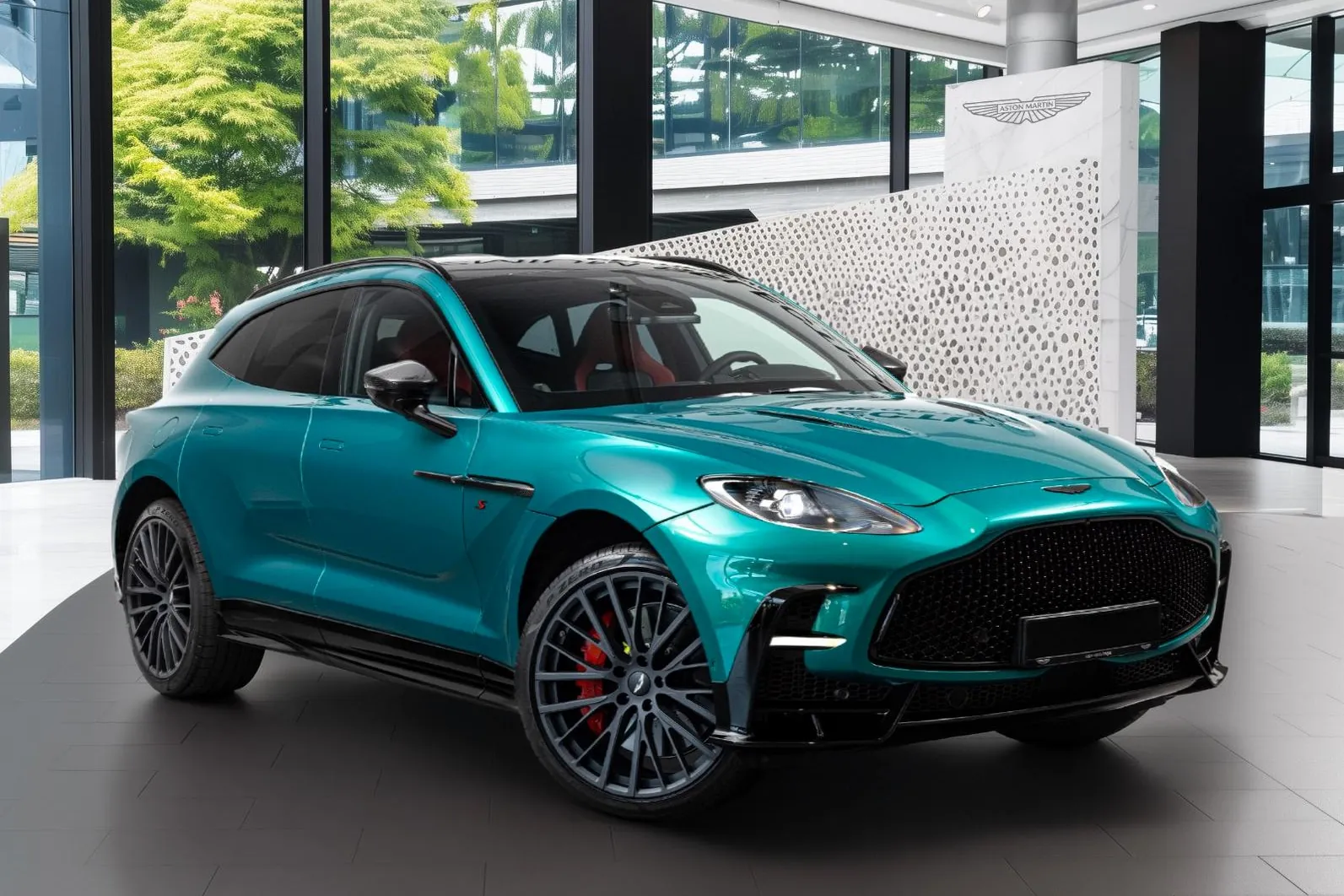 Заказать Aston Martin DBX S 2026 4.0 л 727 л.с Бензин с пробегом 200 км, Автомат, Полный привод, цвет Зелёный, поставка из Чехия, доставка по РФ, фото 2