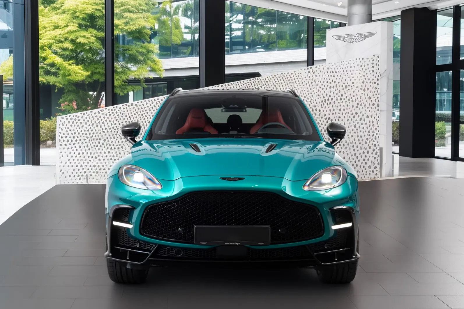 Aston Martin DBX S 2026 4.0 л 727 л.с Бензин, новый авто, Полный привод, Автомат, цвет Зелёный, страна-производитель — Чехия, фото 1