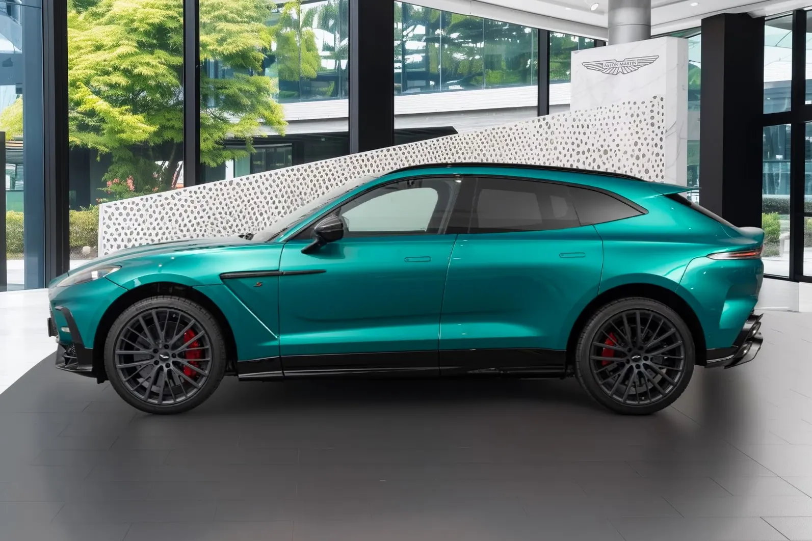 Купить Aston Martin DBX S 2026 4.0 л 727 л.с Бензин, Зелёный, Автомат, Полный привод — авто из Чехия, с доставкой по всей России, фото 3