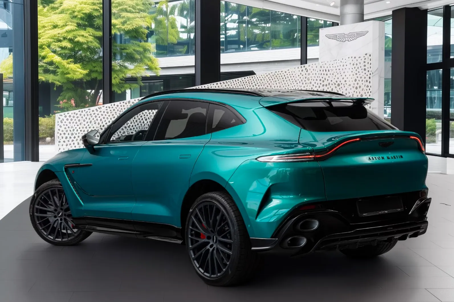 Aston Martin DBX S 2026 4.0 л 727 л.с Бензин в продаже: Зелёный, Автомат, Полный привод, страна-производитель — Чехия, доставка по РФ, фото 4