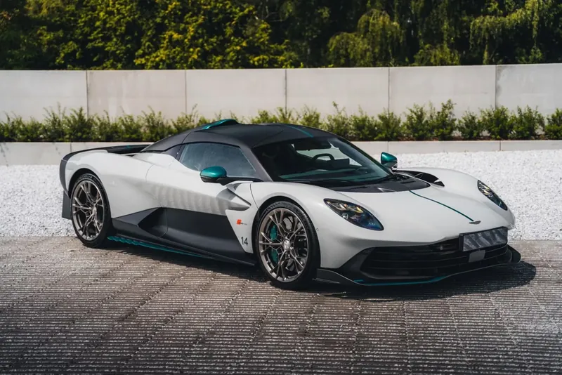 Заказать Aston Martin Valhalla 2026 4.0 л 1080 л.с Гибрид с пробегом 160 км, Автомат, Полный привод, цвет Серый, поставка из Бельгия, доставка по РФ Valhalla - фото 3