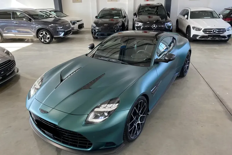 Заказать Aston Martin Vanquish 2026 5.2 л 835 л.с Бензин с пробегом 145 км, Автомат, Задний привод, цвет Зелёный, поставка из Великобритания, доставка по РФ Vanquish - фото 3