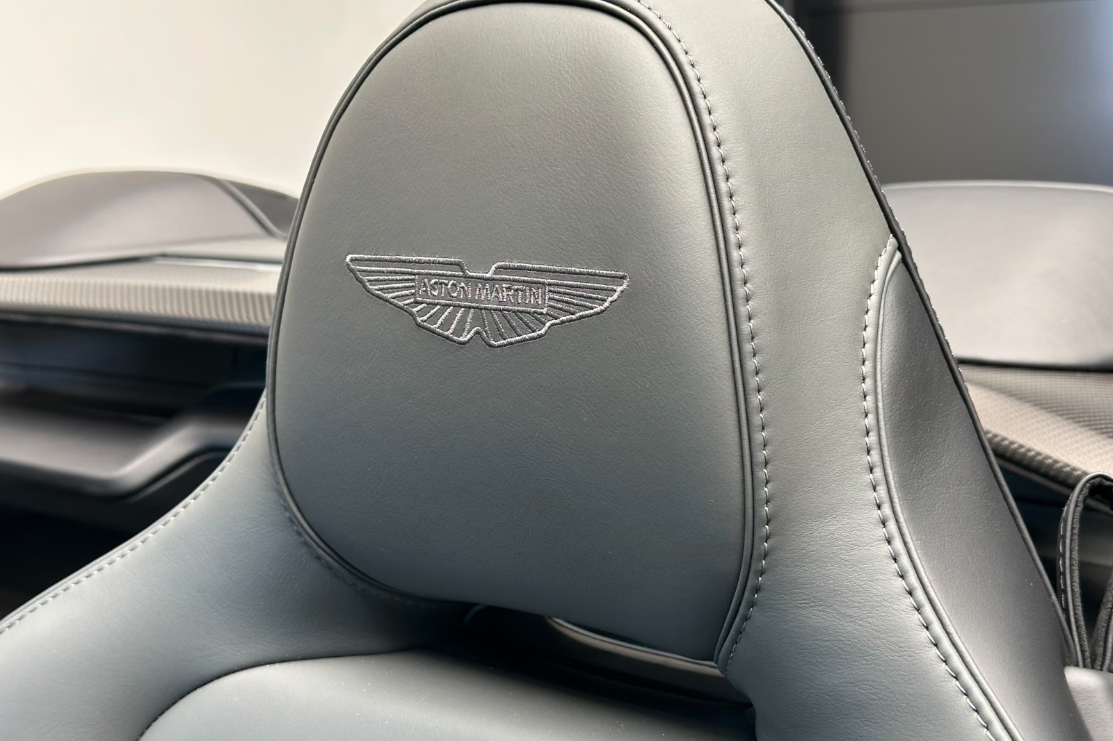 Aston Martin Vanquish Volante - Q Satin Xenon Grey - Titan 2026 5.2 л 835 л.с Бензин, пробег 50 км, Серый, Задний привод, Автомат, авто из Германия, доставка по РФ, фото 11