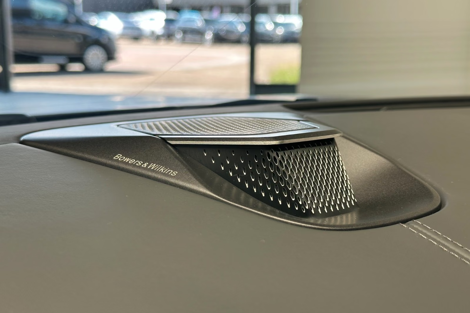 Новый Aston Martin Vanquish Volante - Q Satin Xenon Grey - Titan 2026 5.2 л 835 л.с Бензин в кузове Серый, коробка — Автомат, привод — Задний привод, страна производства — Германия, фото 12
