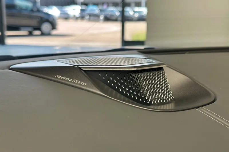 Новый Aston Martin Vanquish Volante - Q Satin Xenon Grey - Titan 2026 5.2 л 835 л.с Бензин в кузове Серый, коробка — Автомат, привод — Задний привод, страна производства — Германия, фото 12