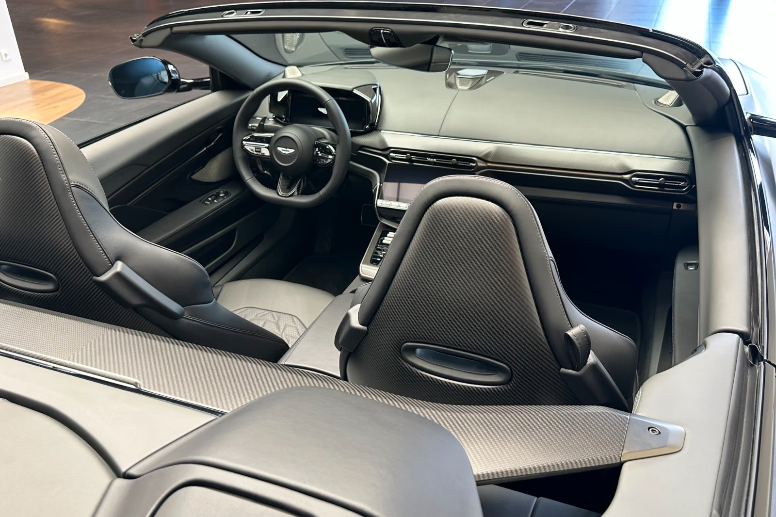 Оформить заказ на Aston Martin Vanquish Volante - Q Satin Xenon Grey - Titan 2026 5.2 л 835 л.с Бензин, коробка: Автомат, привод: Задний привод, доставка по России, салон в Москве, фото 14