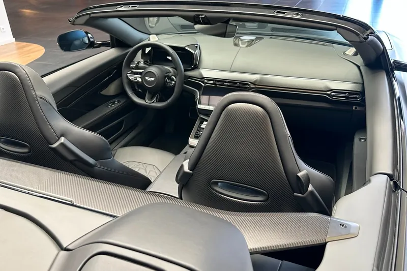 Оформить заказ на Aston Martin Vanquish Volante - Q Satin Xenon Grey - Titan 2026 5.2 л 835 л.с Бензин, коробка: Автомат, привод: Задний привод, доставка по России, салон в Москве, фото 14