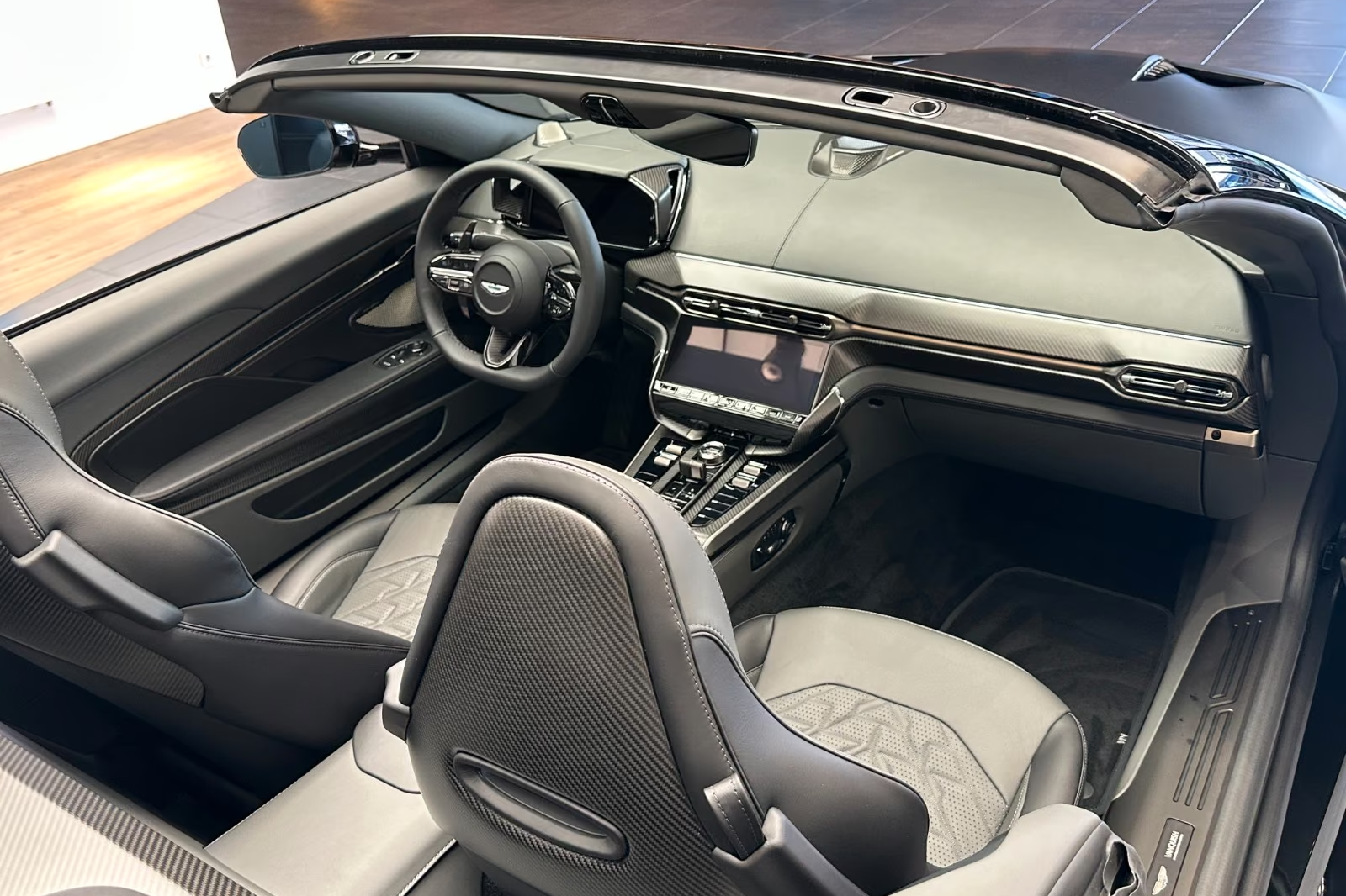 Aston Martin Vanquish Volante - Q Satin Xenon Grey - Titan 2026 5.2 л 835 л.с Бензин, пробег 50 км, Серый цвет, коробка Автомат, привод Задний привод, авто из Германия, фото 15