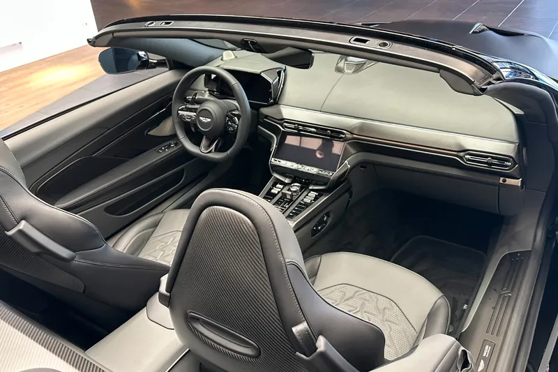 Aston Martin Vanquish Volante - Q Satin Xenon Grey - Titan 2026 5.2 л 835 л.с Бензин, пробег 50 км, Серый цвет, коробка Автомат, привод Задний привод, авто из Германия, фото 15