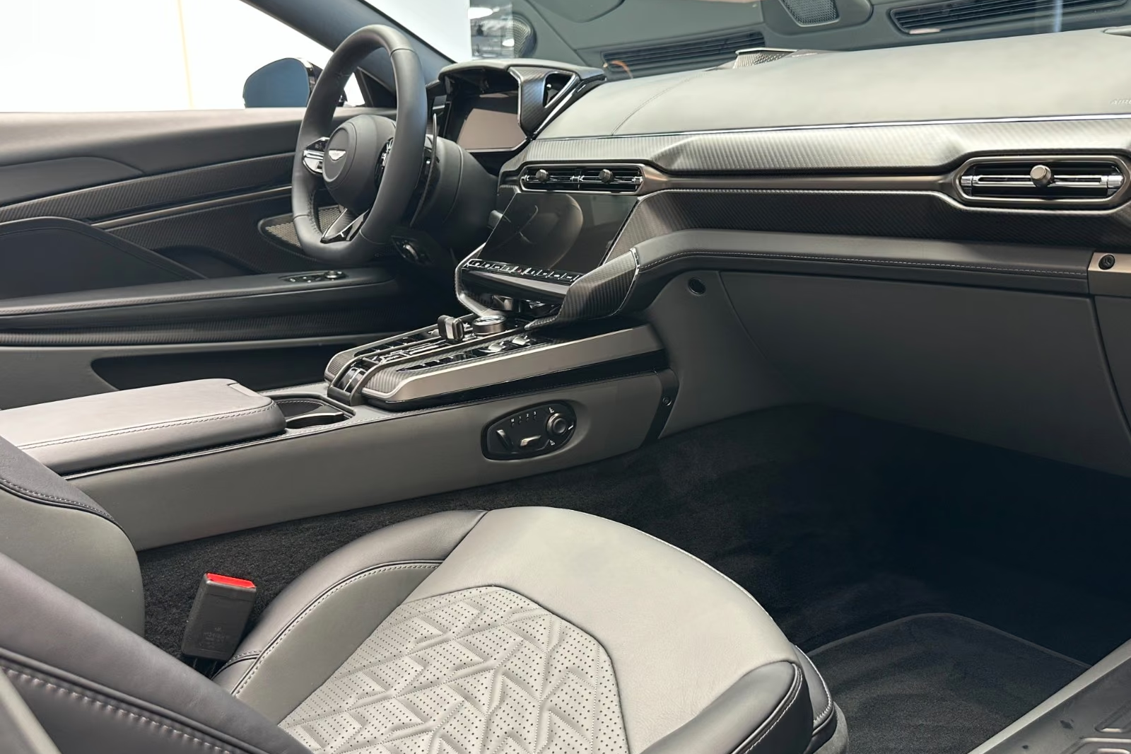 Официальная поставка Aston Martin Vanquish Volante - Q Satin Xenon Grey - Titan 2026 5.2 л 835 л.с Бензин, Серый, Автомат, Задний привод, привезён из Германия, фото 16