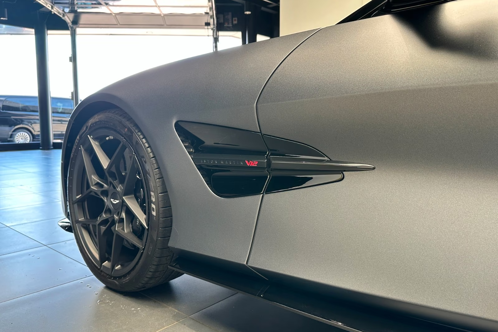 Доставка по РФ: Aston Martin Vanquish Volante - Q Satin Xenon Grey - Titan 2026 5.2 л 835 л.с Бензин, Серый, пробег 50 км, Задний привод, Автомат, осмотр возможен в Москве, фото 17